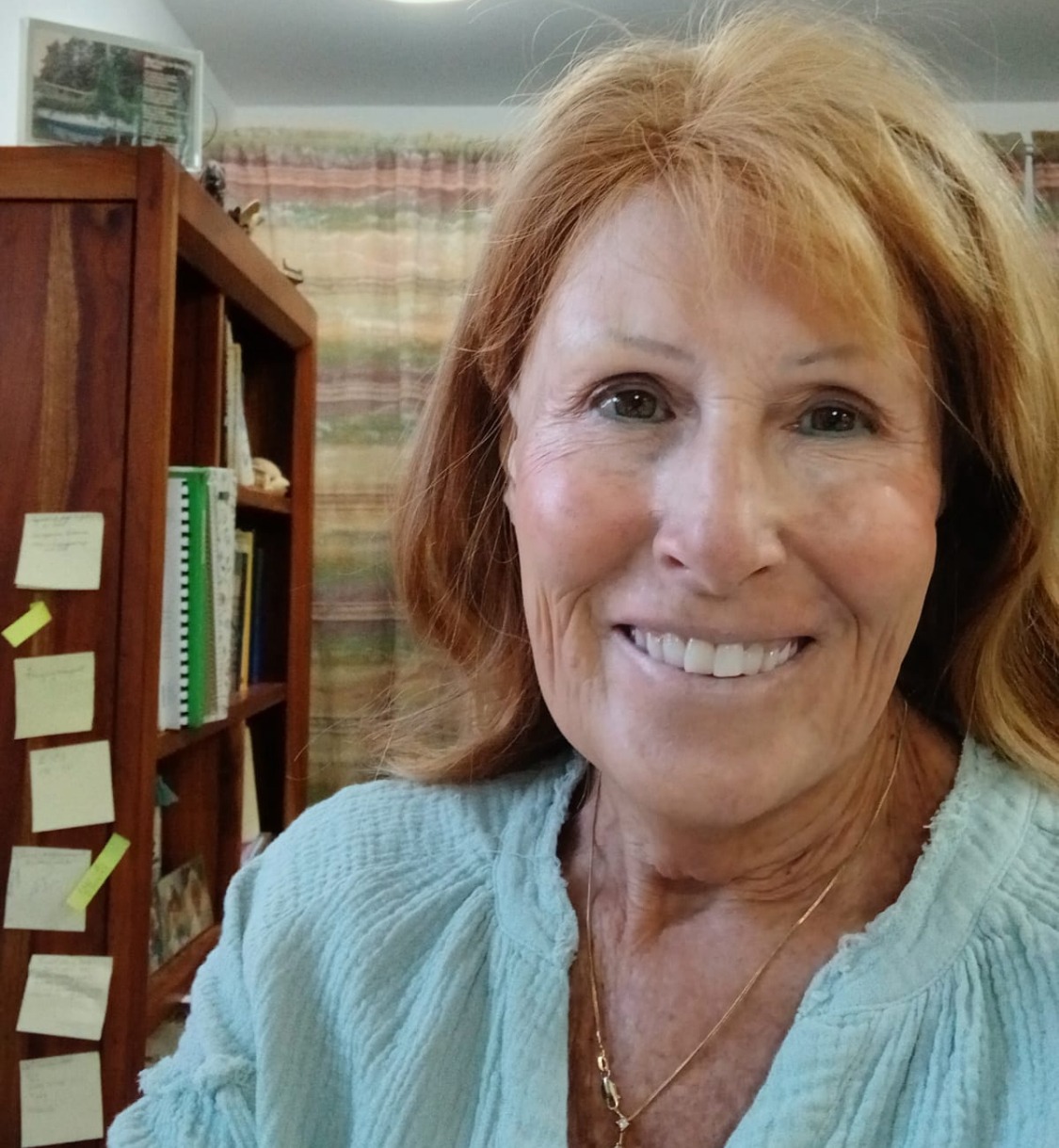 Jill Dubler, voluntaria que cataloga libros para la Biblioteca San Benito